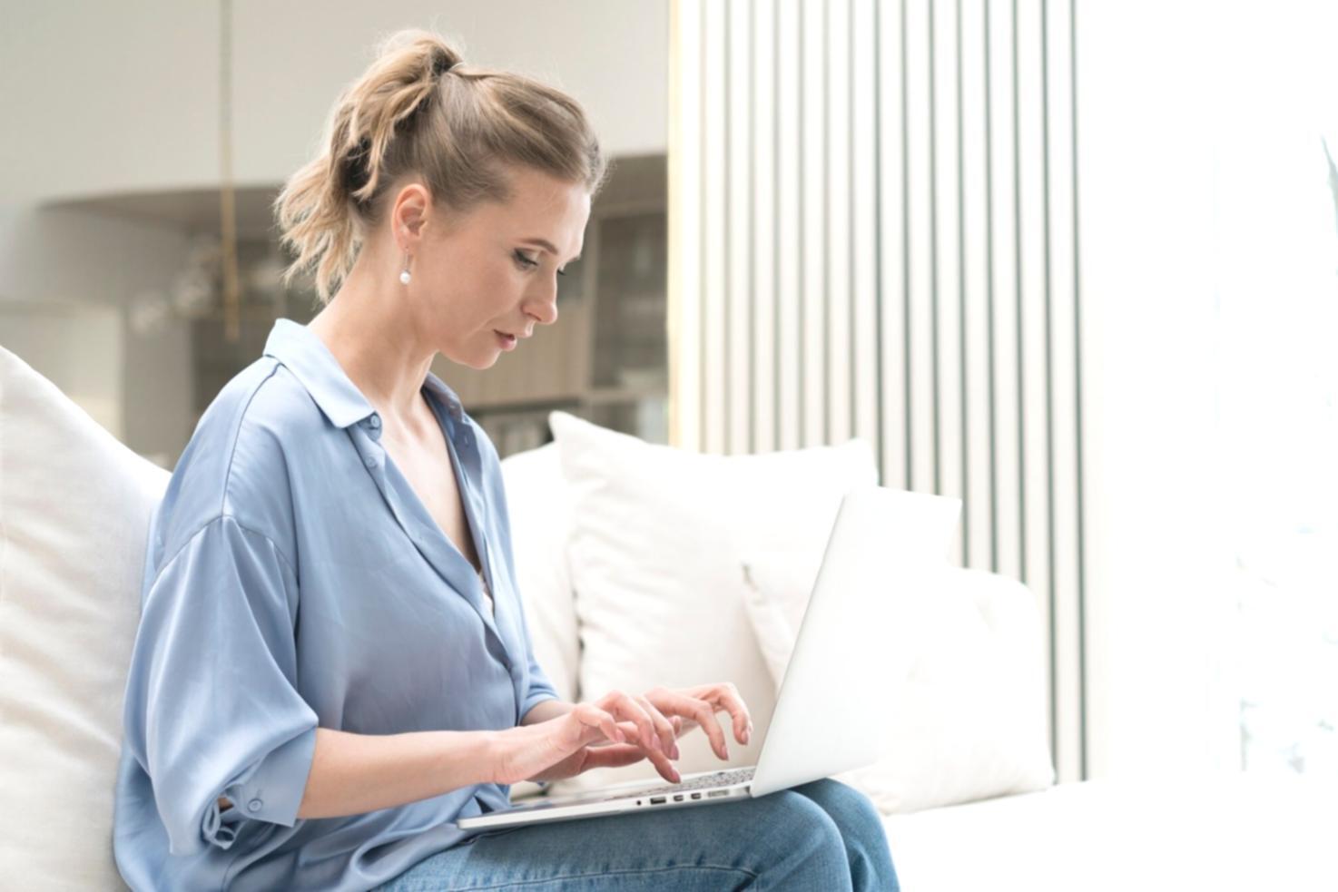 Students working together on financial analysis projects in collaborative learning environment